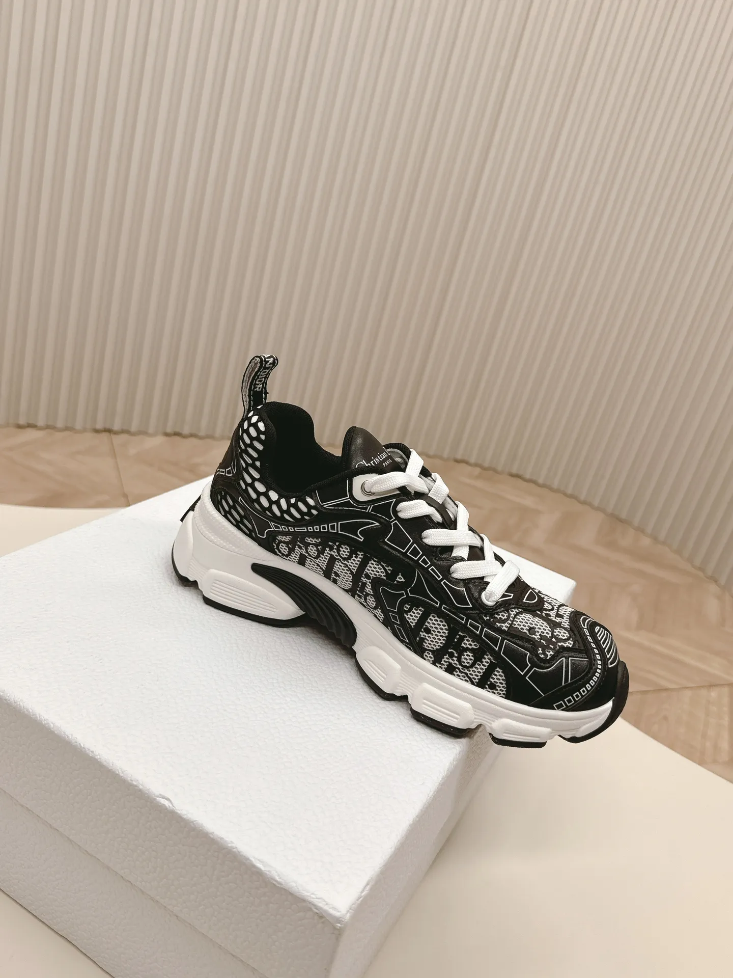 👟👟Ex-factory price 620👟👟 Hot item, star model 2024 main hot item, the newly released Dior Chrono new casual sports shoes, running shoes, dad shoes are really cool, full of futuristic feeling! Really cool! Once again interpreting Dior's concept of cool fashion, the lucky star will bless you with good luck. The new EVA sole is super light and super soft! A perfect replica of the original! Fully matched material and mold! ! 35-40